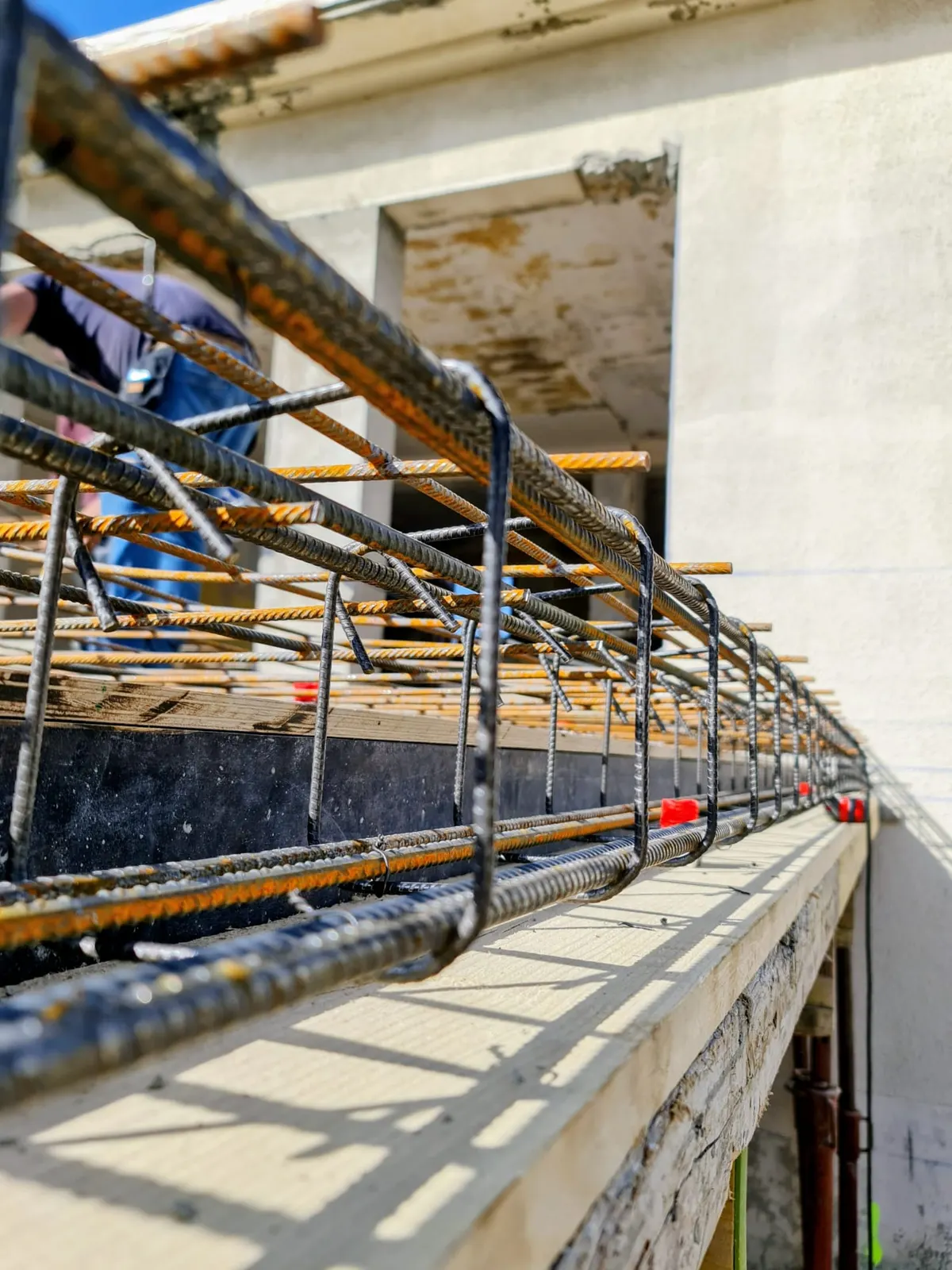 Ferraillage d'un chaînage béton armé avant coulage sur façade