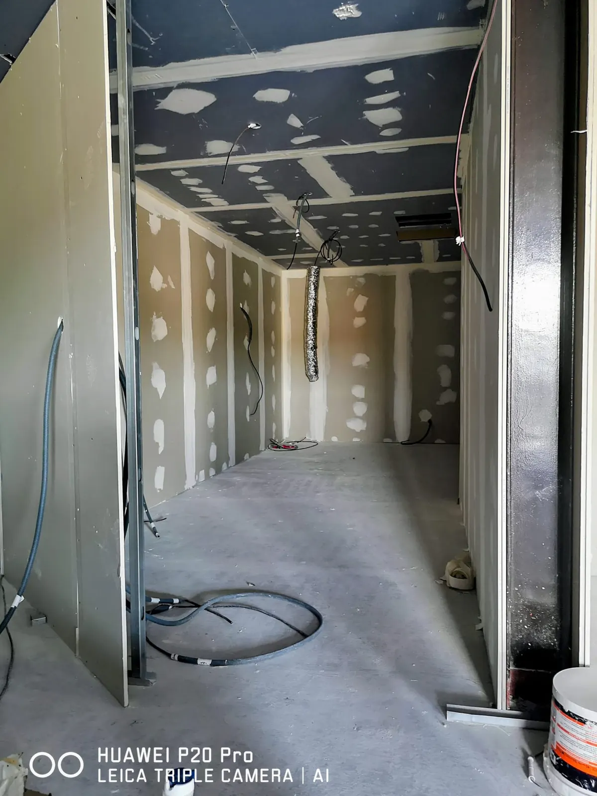 Doublage placoplâtre des murs et plafond avec bandes à joint en cours
