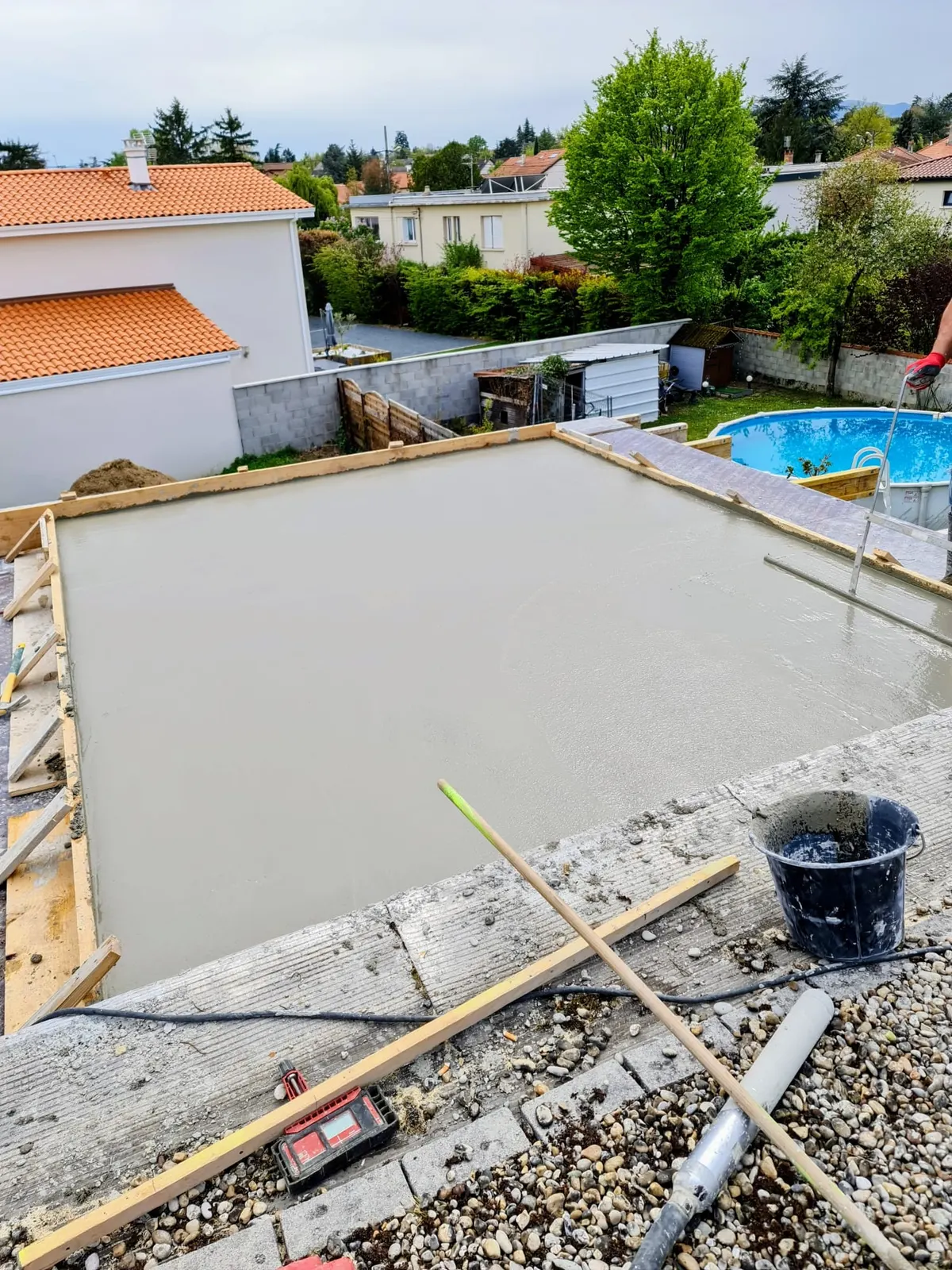 Dalle béton de jardin fraîchement coulée près d'une piscine