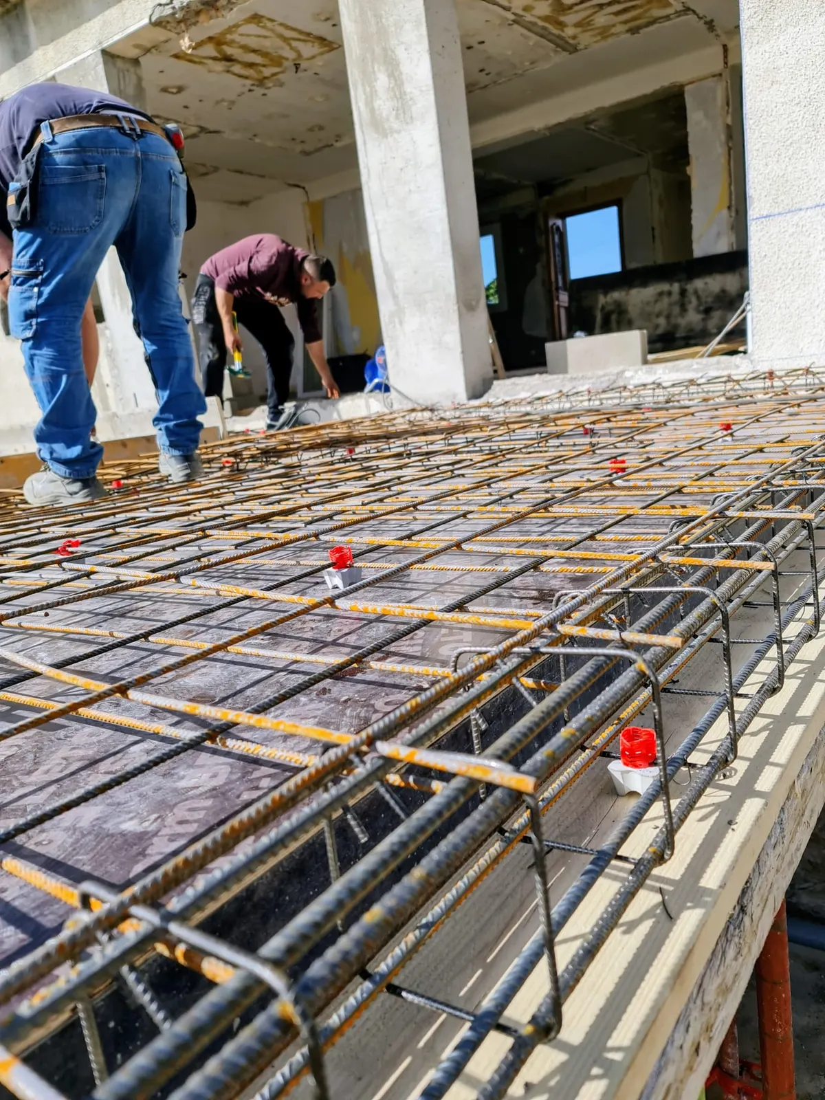 Ferraillage et coffrage d'une dalle béton sur un chantier de gros œuvre