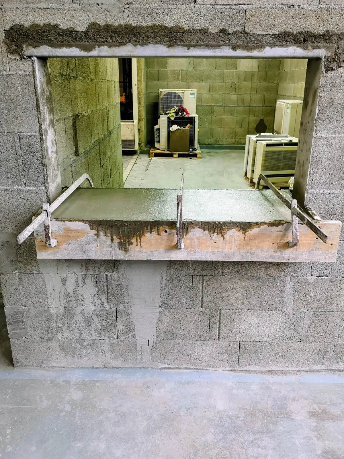 Création d'une ouverture et d'un appui en béton dans un mur en parpaings
