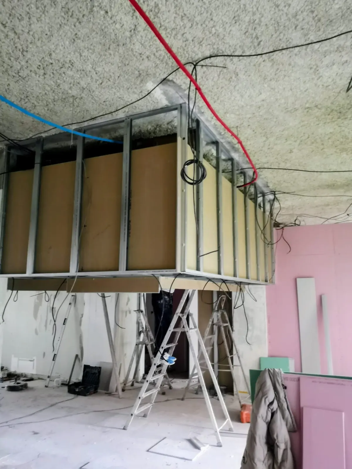 Création d'un faux-plafond suspendu sur ossature métallique en cours de chantier