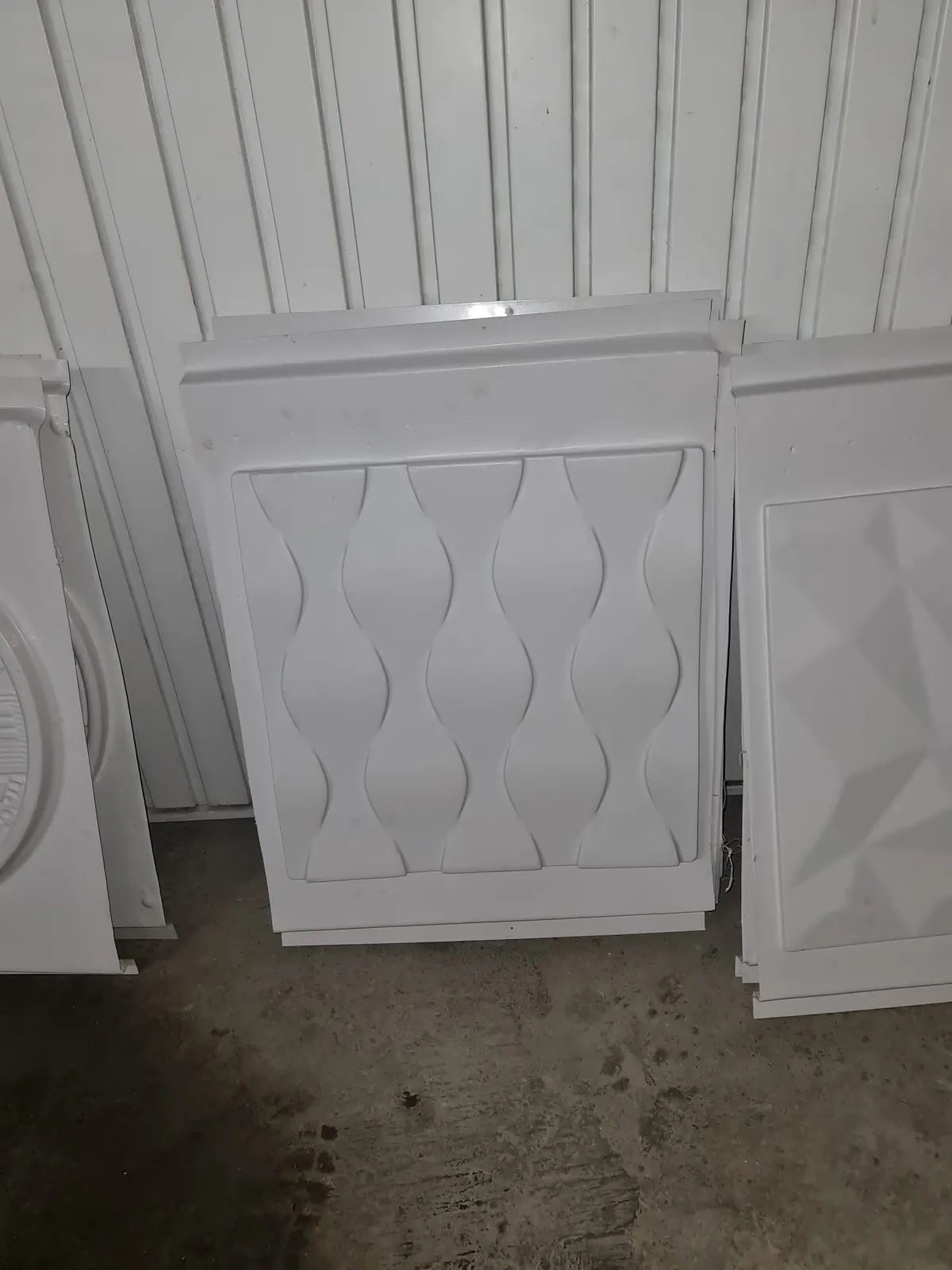 Panneaux muraux décoratifs 3D blancs à motifs en relief stockés en atelier