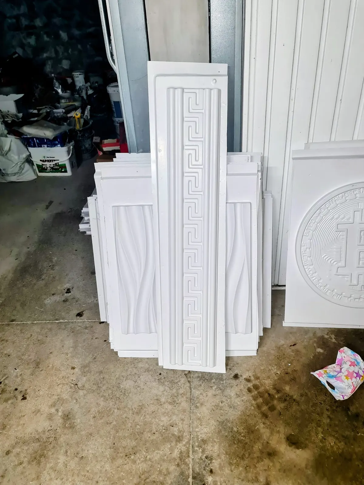 Panneaux muraux décoratifs 3D blancs à motif grec stockés en atelier