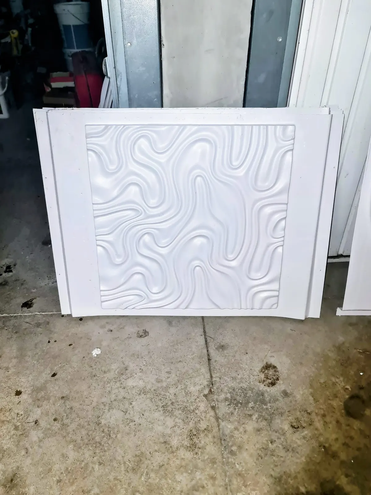 Panneau mural décoratif 3D blanc à motif ondulé en atelier