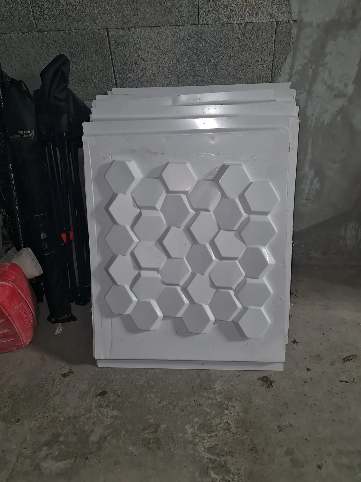 Panneaux muraux décoratifs 3D blancs à motif hexagonal stockés en cave