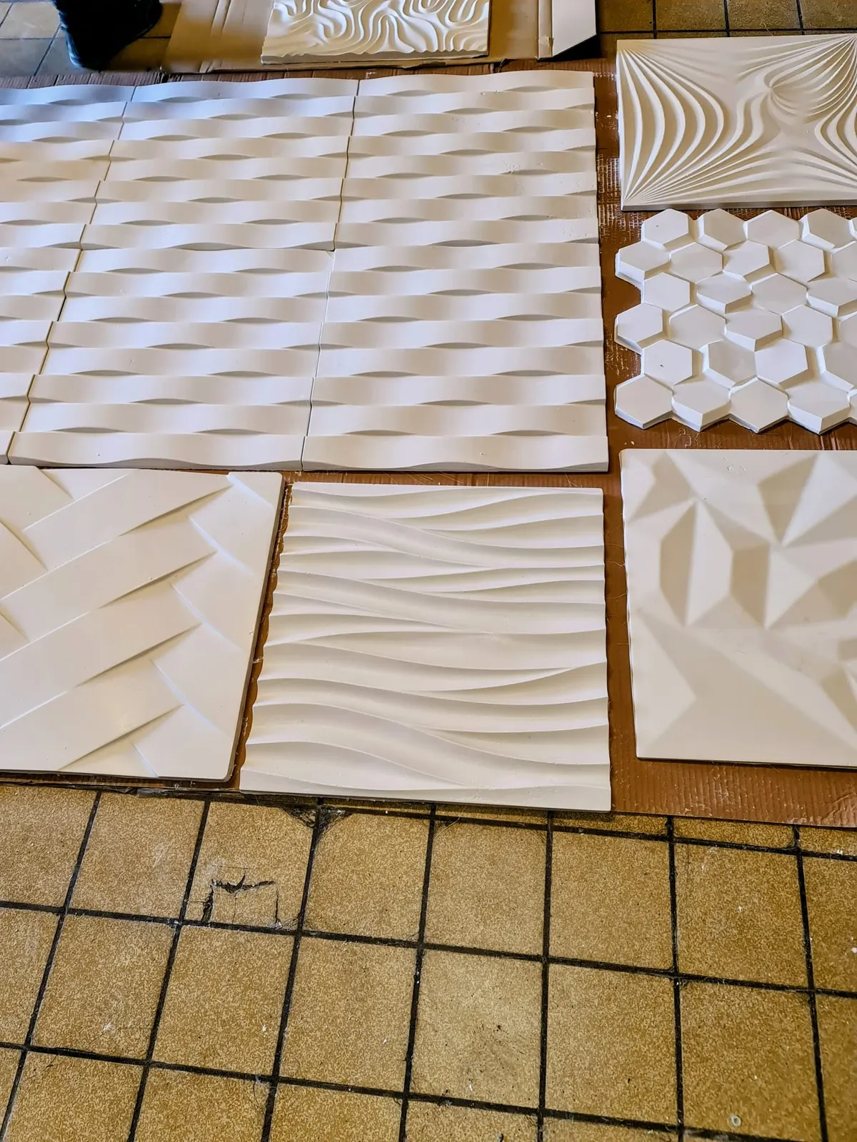 Panneaux muraux décoratifs 3D en plâtre blanc, motifs vagues et hexagones, avant pose