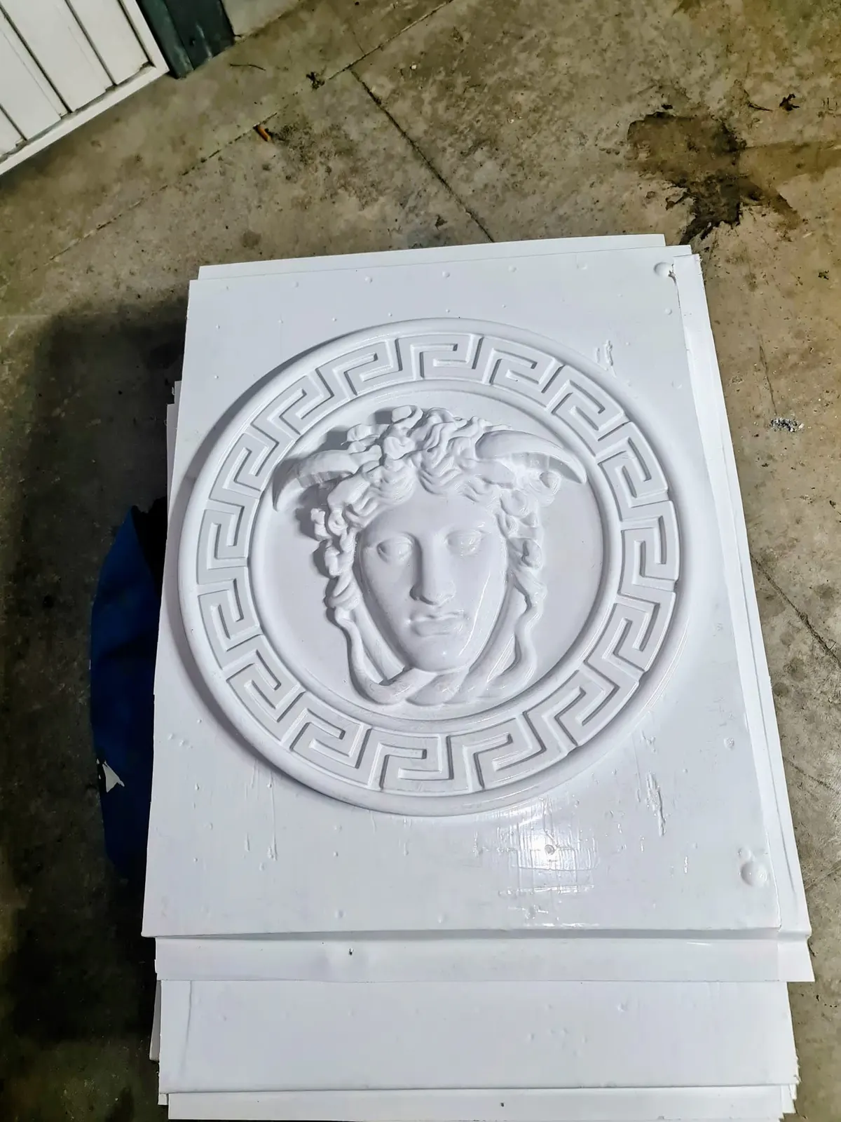 Panneau décoratif en plâtre blanc moulé, médaillon tête de Méduse et frise grecque